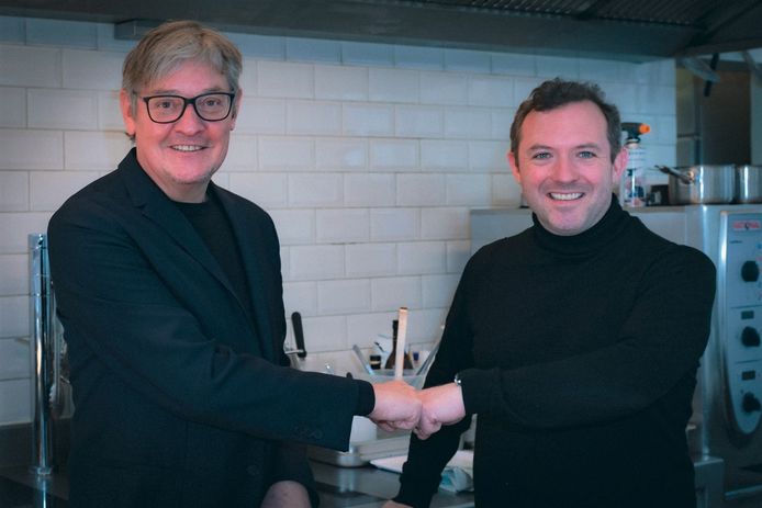 Schepen Philippe De Coene (links) is blij met het engagement van topchef Matthieu Beudaert