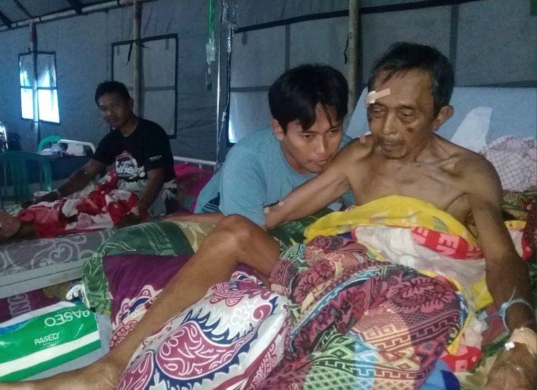Overlevenden van de aardbeving worden verzorgd in een ziekenhuis in Poso op het Indonesische eiland Sulawesi. Beeld AP