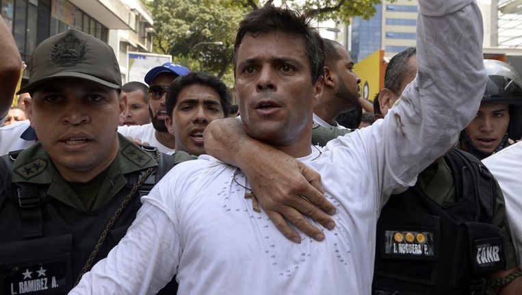De Venezolaanse oppositieleider Leopoldo López heeft zich dinsdag overgegeven aan de politie. Beeld afp