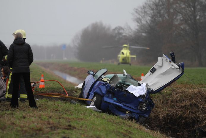 Bij een zwaar verkeersongeval op de N210 bij Lekkerkerk zijn twee mensen om het leven gekomen.