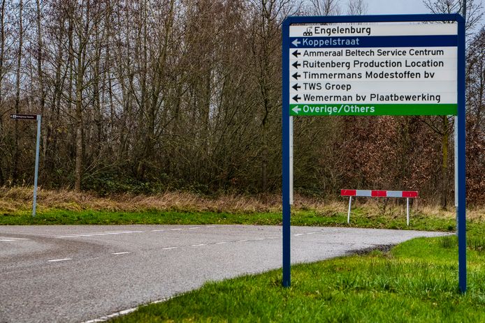 De randweg loopt dood bij bedrijventerrein Engelenburg in Twello. En daar blijft het voorlopig bij. De afronding van de weg is van tafel, omdat de gemeente de financiering niet rond krijgt.