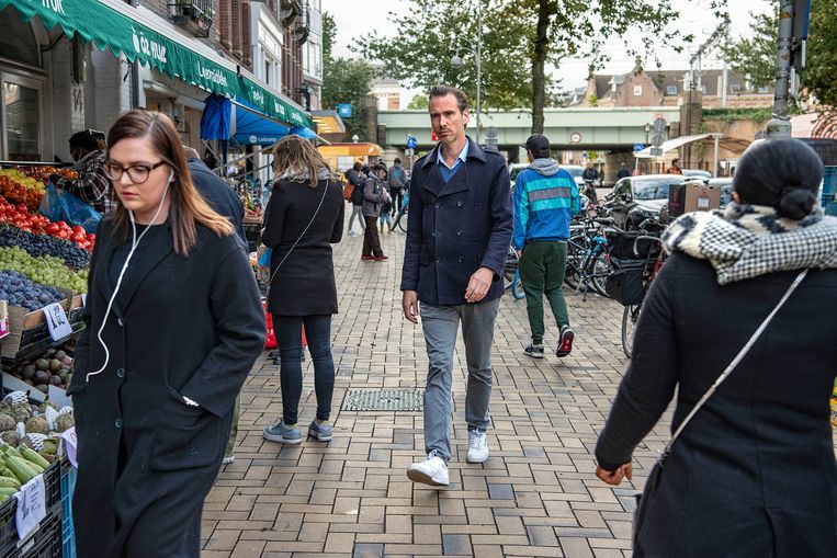 Met de coronaregels is het net als met roken, drinken en onveilige seks, aldus hoogleraar Frenk van Harreveld. Beeld Guus Dubbelman / de Volkskrant