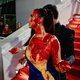 Vrouw gekleed in Oekraïense kleuren voert actie met nepbloed op rode loper in Cannes