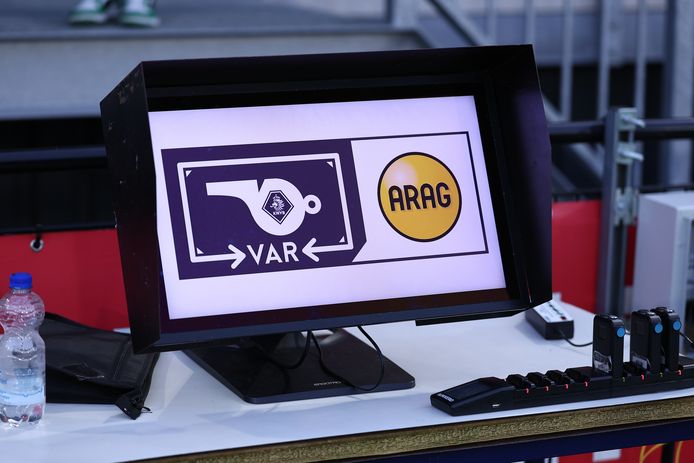 Het VAR-scherm waarvan scheidsrechters tijdens eredivisiewedstrijden gebruik kunnen maken.