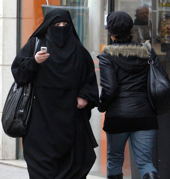Een moslima in Saint-Denis bij Parijs