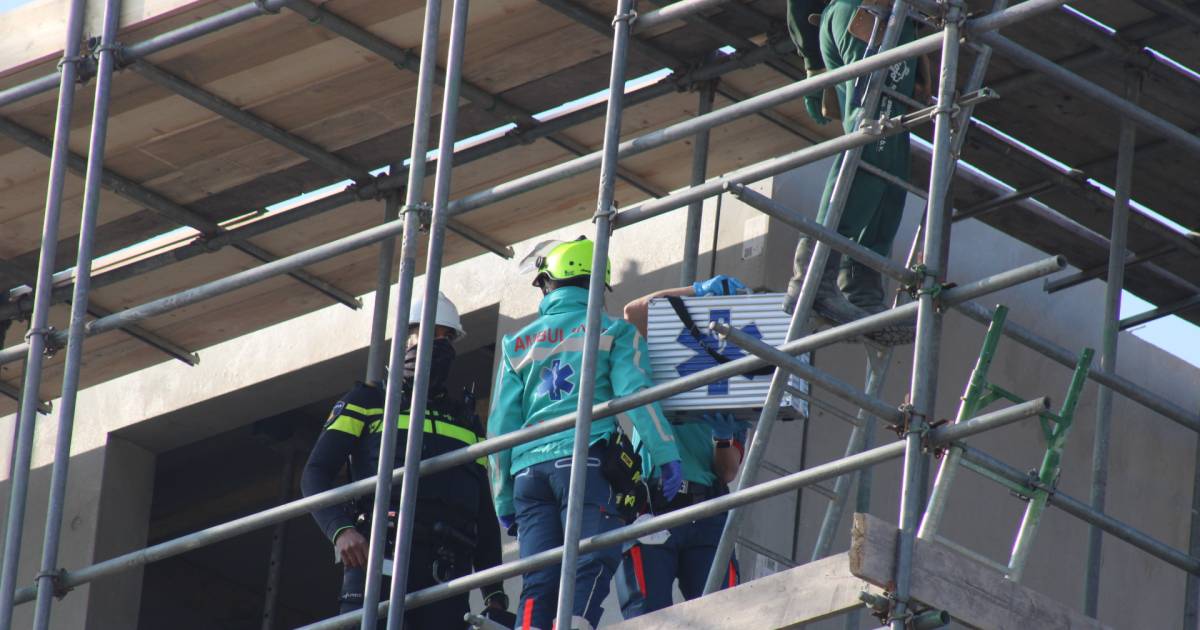 Ongeval boven op pand in aanbouw in Laan van ‘t Haantje in Rijswijk, traumahelikopter geland .
