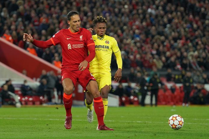 Virgil van Dijk in duel met Samuel Chukwueze.