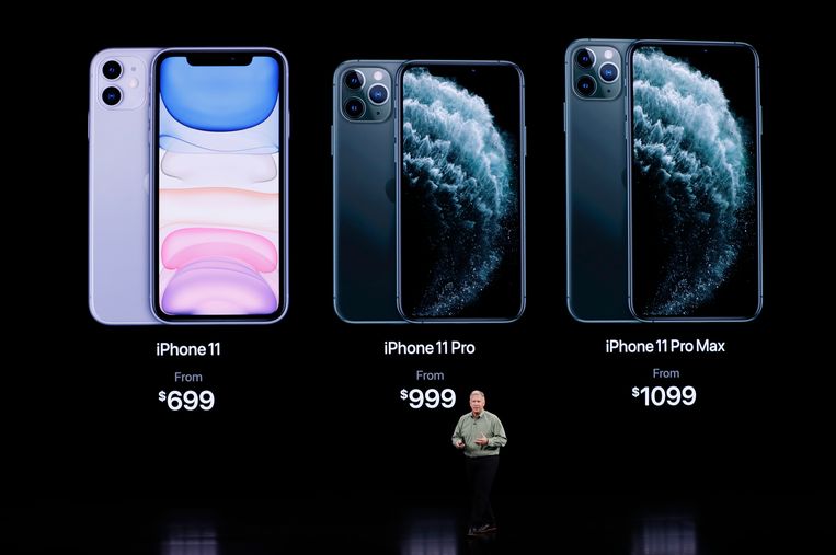 De (Amerikaanse) prijzen van de drie nieuwe iPhones. De gewone 11 heeft een lcd-scherm, de Pro's een oled-scherm.  Beeld REUTERS