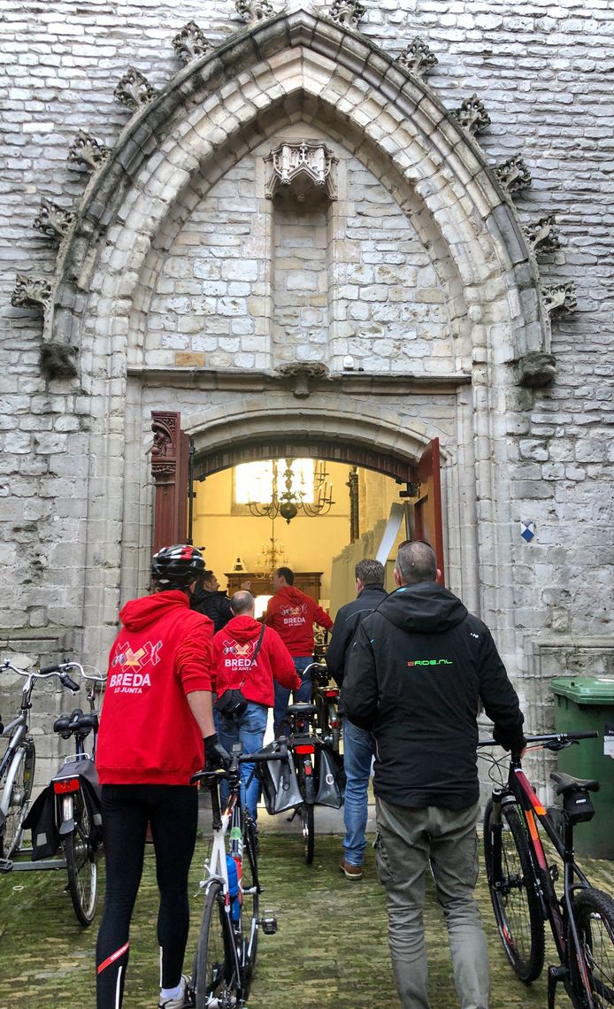 De Vuelta voert dwars door de Grote Kerk van Breda. De renners lopen met de fiets aan de hand door het monumentale pand. De route door de kerk is al eerder geoefend.