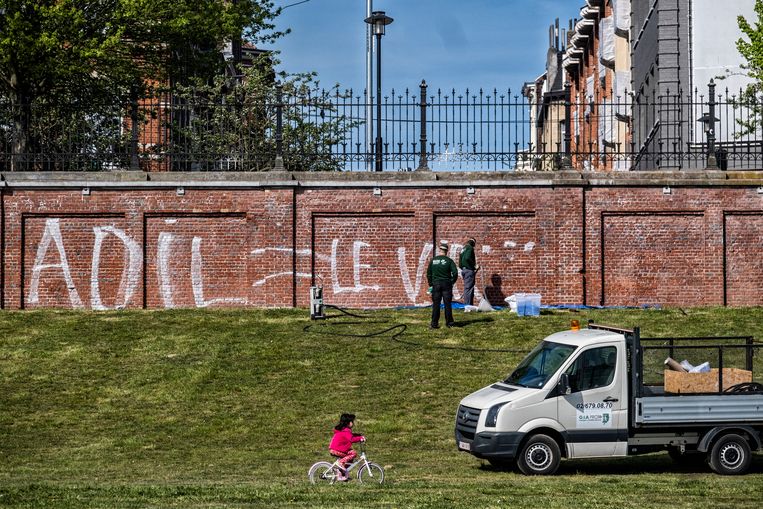 In april vorig jaar kwam de 19-jarige Adil om het leven toen hij met zijn scooter op een politievoertuig botste. Op dat moment was hij op de vlucht voor een coronacontrole. Dat leidde tot protest in Brussel.  Beeld Tim Dirven