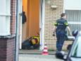 De man reed met zijn motor dwars door een voordeur heen in de Van den Dungenstraat in Helmond.