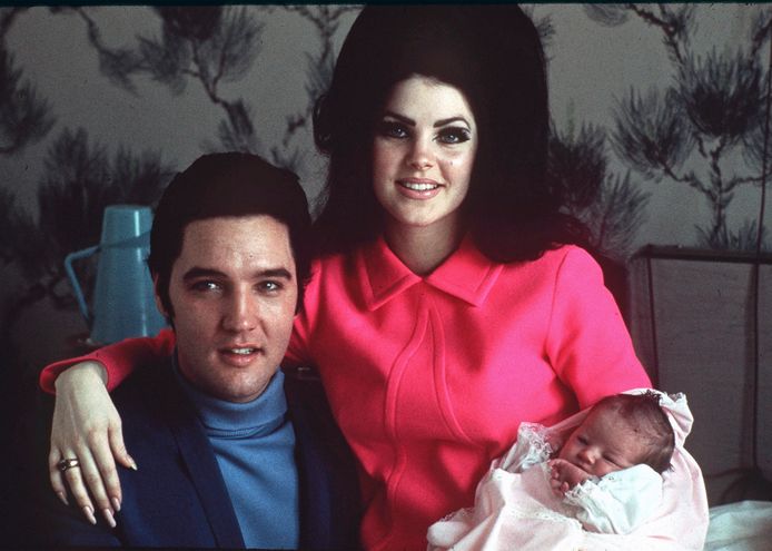 Een trotse papa Presley poseert op 5 februari 1968 in het ziekenhuis van Memphis met de pasgeboren Lisa Marie. Hij zou zijn dochter in de daaropvolgende jaren rot verwennen.
