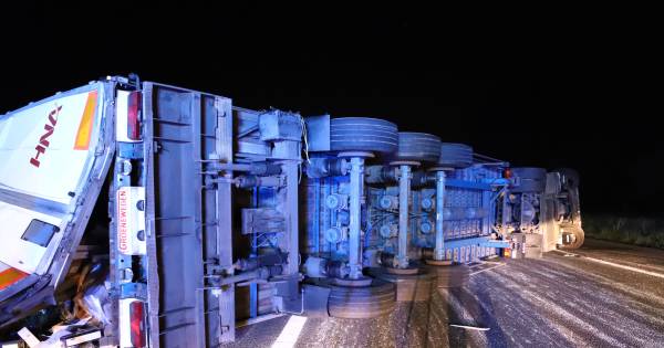 Gekantelde vrachtwagen zorgt voor urenlange afsluiting van A15
