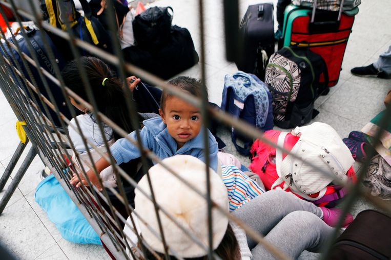 Venezolaanse vluchtelingen aan de Ecuadoraanse grens. Beeld REUTERS