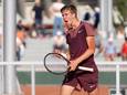 Thijs Boogaard tijdens zijn debuutpartij in het juniorentoernooi van Roland Garros.