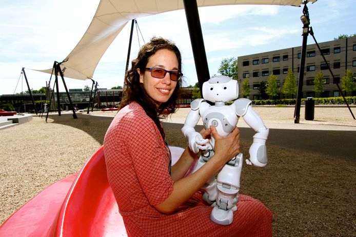 Professor Vanessa Evers is hoogleraar robotica aan de Universiteit van Twente. Foto: Leon Krijnen