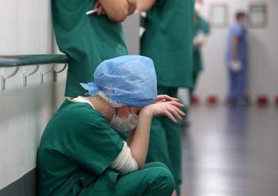 Duitse arts intensieve zorg trekt aan alarmbel: “Nog nooit zoveel mensen ziek gezien”