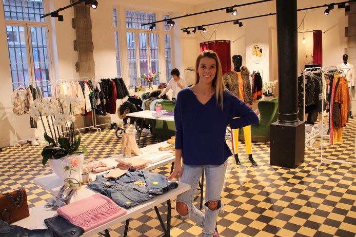 Laura Segers heeft in het oude postgebouw in Izegem een pop-upwinkel opgestart.