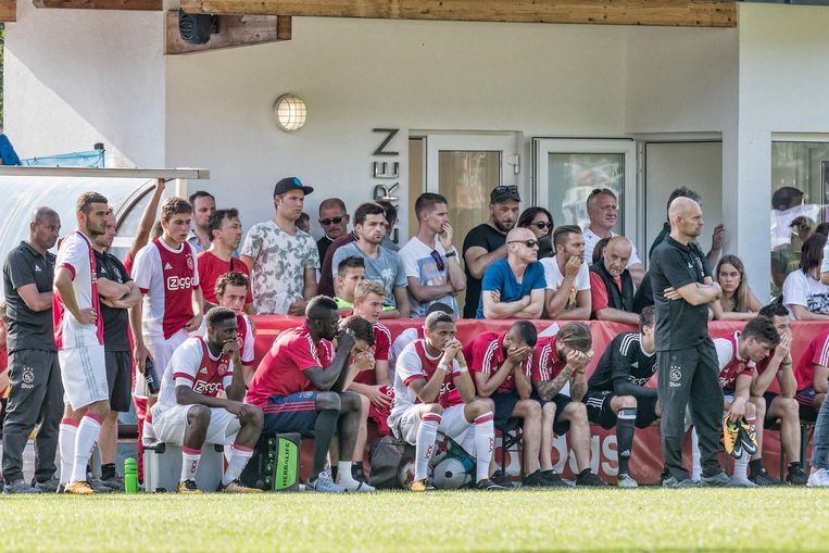 De selectie van Ajax afgelopen zaterdag, toen Nouri op het veld werd behandeld. Beeld ANP