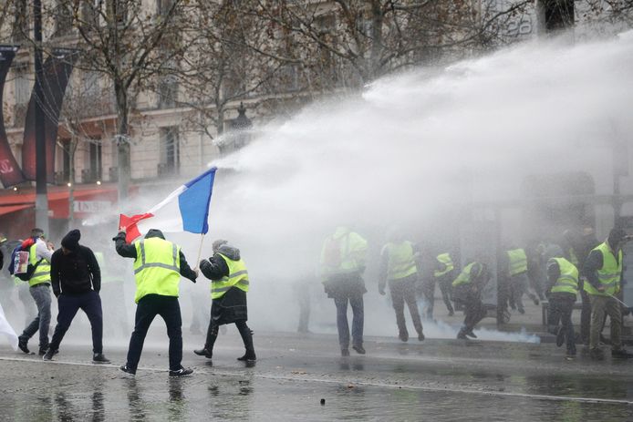 Op verschillende plaatsen in Parijs zijn momenteel confrontaties tussen 'gele hesjes’en de politie.