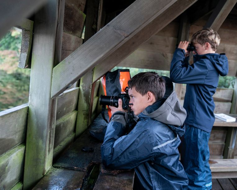 Kyano (links) en Marijn in de vogelkijkhut. Beeld Reyer Boxem