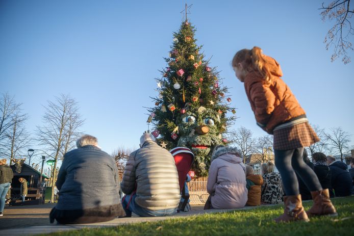 Van heinde en verre kwamen bezoekers vorig jaar naar de Markt in Prinsenbeek om naar het verhaal te luisteren dat de kerstboom, gemaakt door CV De Klepperbekken, vertelde.