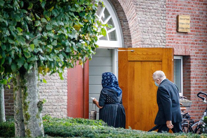 Twee bezoekers betreden de Hersteld Hervormde Kerk in Staphorst.