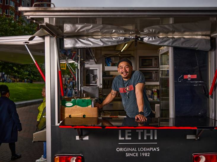 Danh verkoopt al 23 jaar loempia’s: ‘Om sambal bij-grappen kan ik mij echt kwaad maken’