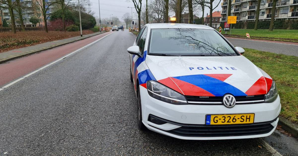 Ernstige aanrijding op kruising in Enschede, fietser gewond bij botsing met auto.