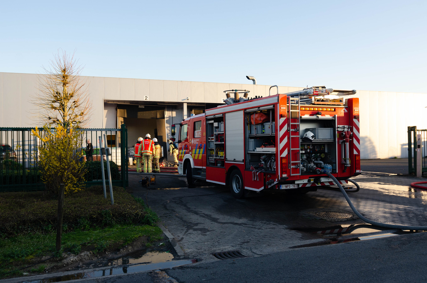 Zware brand bij Cérélia in Veurne tachtig werknemers geëvacueerd, twee
