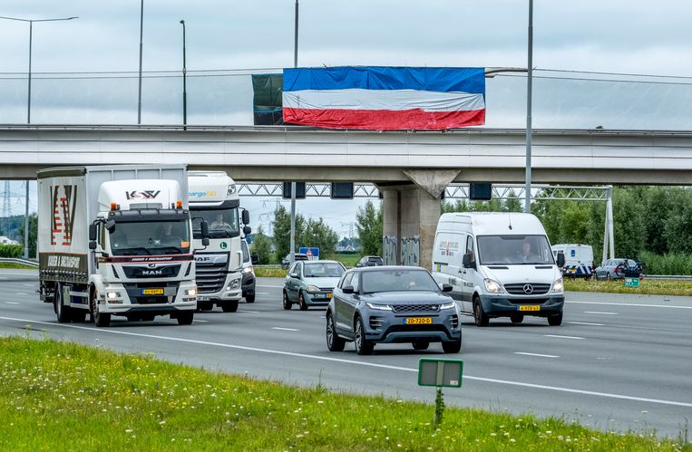 Plaats schattig Schatting Blauw-wit-rood: de omgekeerde Nederlandse vlag als symbool van het protest  tegen de overheid