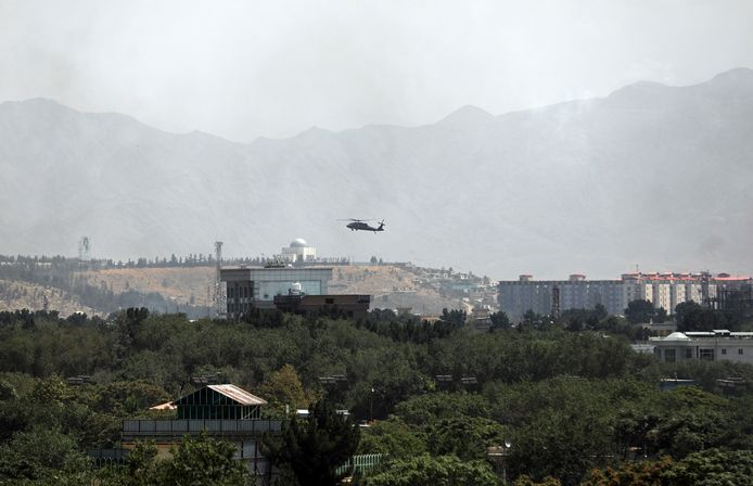 Een Amerikaanse Black Hawk boven Kaboel.