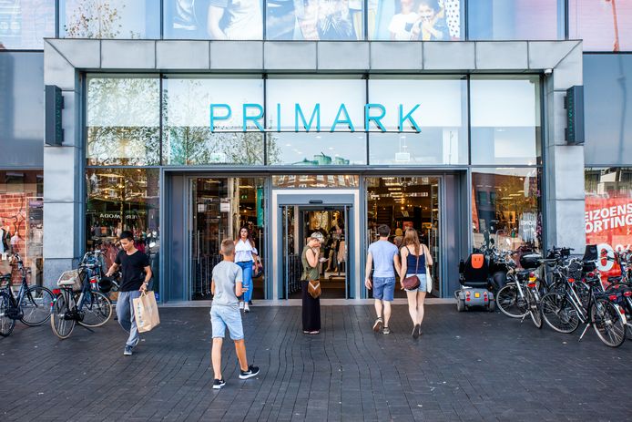 Brutaler dan brutaal: Polen lopen met armen vol kleding de Primark in ...