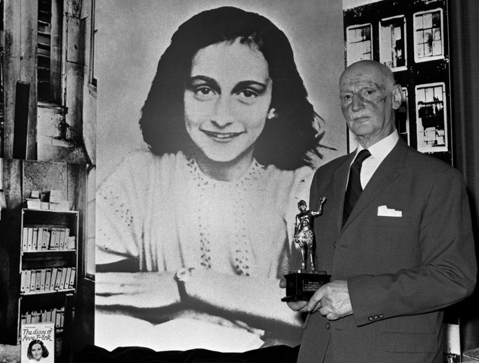 Vader Otto Frank (1889-1980) met achter hem een foto van zijn dochter Anne Frank (1929-1945). Op vijftienjarige leeftijd stierf ze door totale ontbering in nazi-concentratiekamp Bergen-Belsen. (Foto uit 1971).