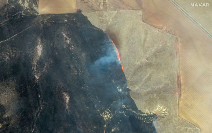 Een satellietbeeld van een actieve vuurlinie en verbrand landschap door de Smokehouse Creek natuurbrand in Texas.