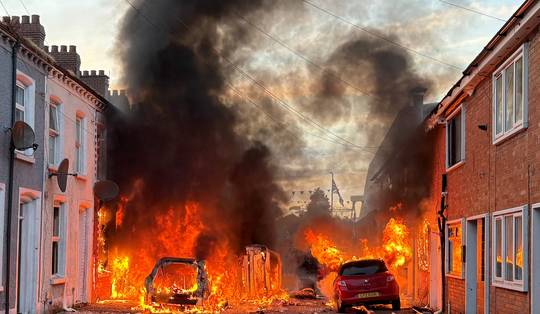 Huizen in brand gestoken en mensen opgejaagd ‘omdat ze zwart waren’: hoe Belfast ontspoorde na een gruwelijke steekpartij