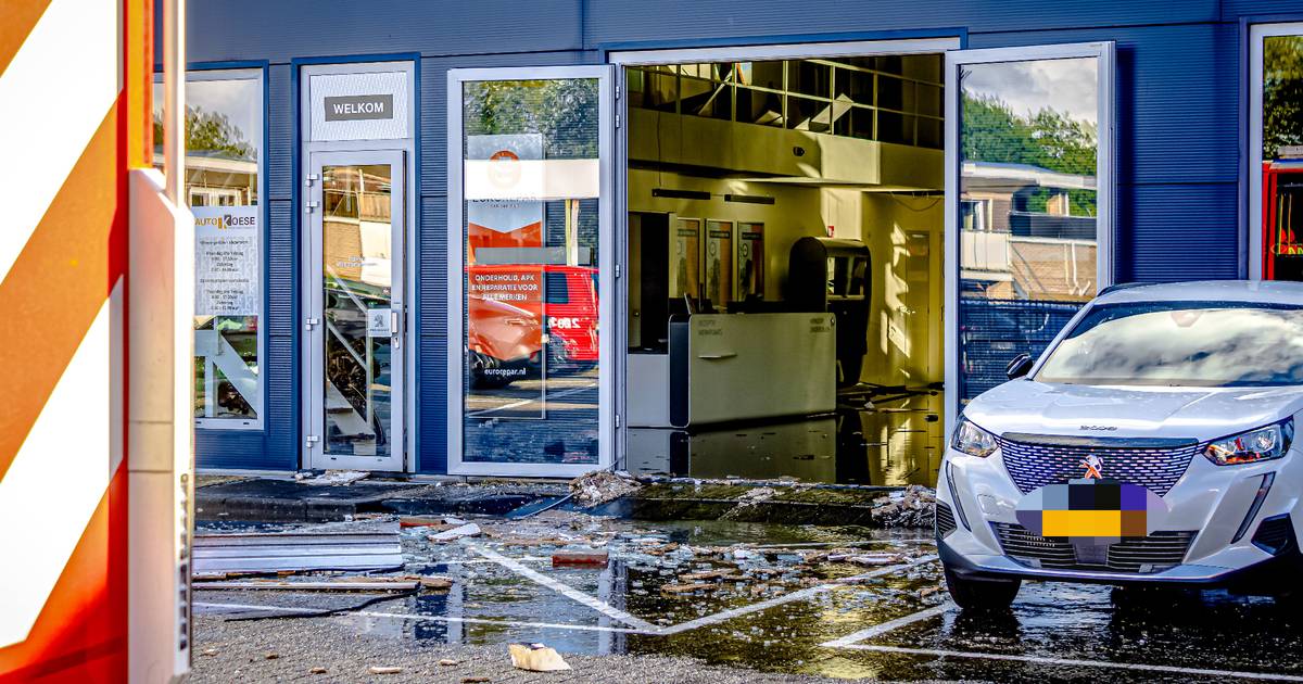 Dak van Peugeotgarage in Bergen op Zoom stort in personeel hoort krakend geluid en vlucht het