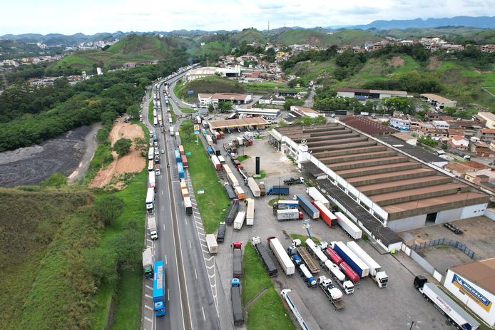 Truckers blokkeren een snelweg nabij Rio de Janeiro. (31/10/22)