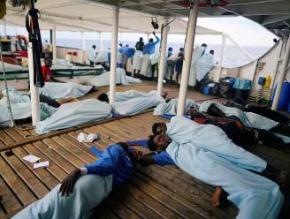 Reddingsschip met 87 migranten na tocht van meer dan een week aangekomen in Spanje