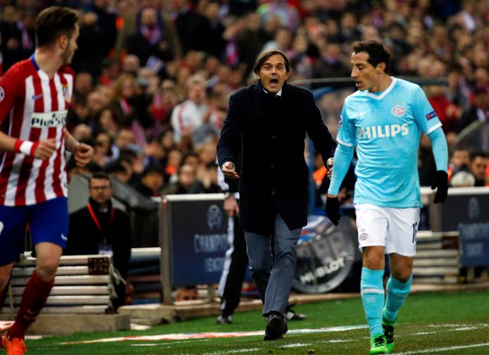 Phillip Cocu probeert Andrés Guardado te steunen tijdens Atlético Madrid-PSV in maart 2016.