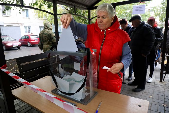 Ook in havenstad Marioepol kunnen de overgebleven inwoners stemmen, er zijn onder meer mobiele stembureaus ingericht.