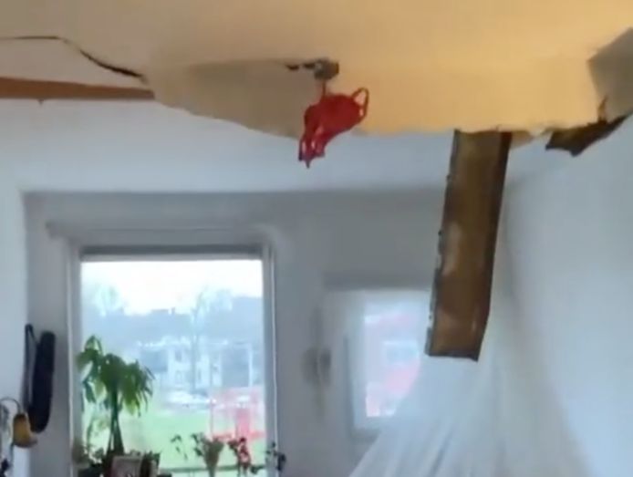 Een dakplaat heeft het plafond van een woning doorboord.
