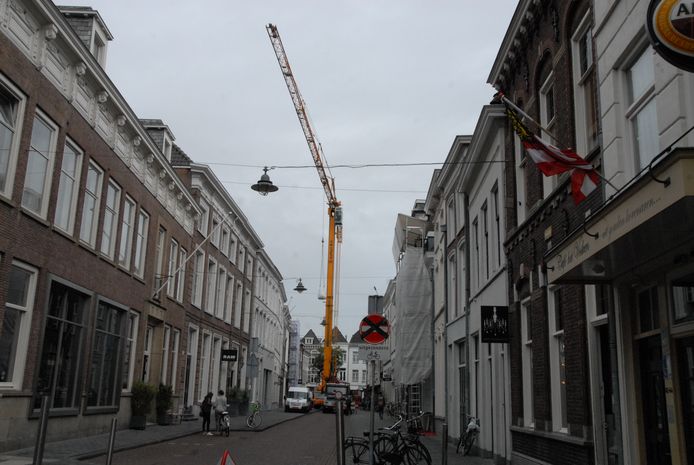 Het gebeurt niet vaak dat midden in de Verwersstraat een grote hijskraan staat opgesteld. Naar verwachting wordt de straat nog vóór het eind van de middag weer vrijgegeven