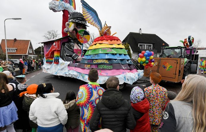 De nummer twee in de carnavalsoptocht in Neede: Samen polka-combi, thema 1 love, 1 Carnaval