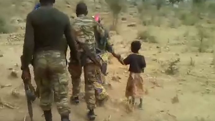 De video toont hoe ook een klein meisje wordt meegenomen, geblinddoekt, en doodgeschoten.