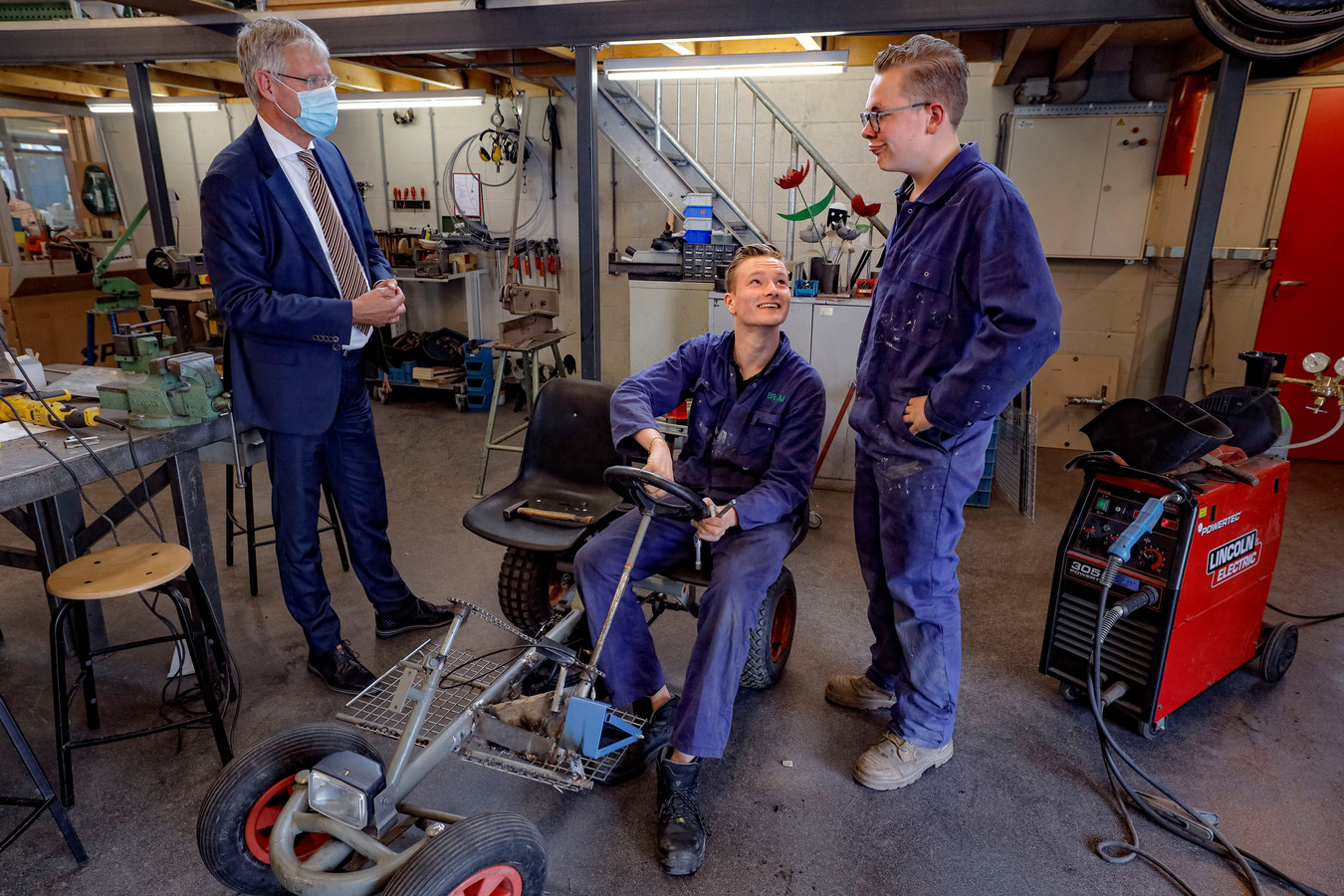 Onderwijsminister Slob bezoekt praktijkschool De Rijzert. Bram Leusink (links) en Dylano van Gent hopen hun gemotoriseerde skelter aan de praat te krijgen.
