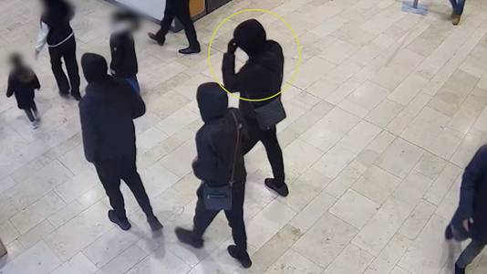 Een bizarre steekpartij met grote kapmessen in een Delfts winkelcentrum blijkt om een vete tussen drillrappers te gaan.