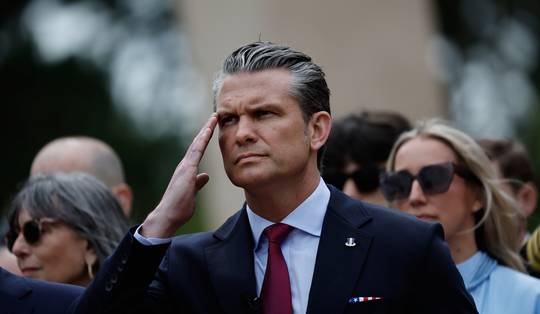 Hegseth haalt op D-Day-herdenking zwaar uit naar Europese landen en waarschuwt voor ‘invasie’ van ‘gevaarlijke ideologieën’ via zee