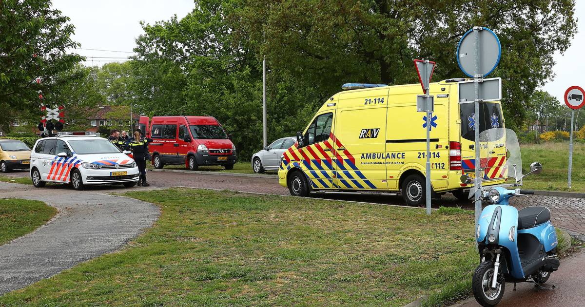 Scooterrijdster gewond bij aanrijding op fietspad met een auto in Oss.