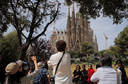 Toeristen bij de Sagrada Familia in Barcelona.